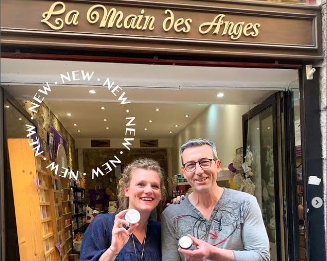 Olivier propriétaire de la boutique La Main des Anges